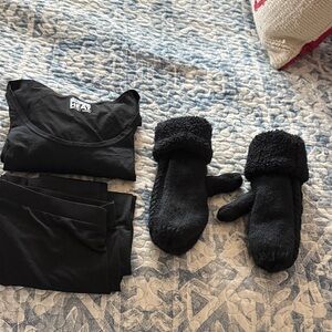 32 Degrees Thermal Underwear and Mittens Set.  Excellent Condition.
